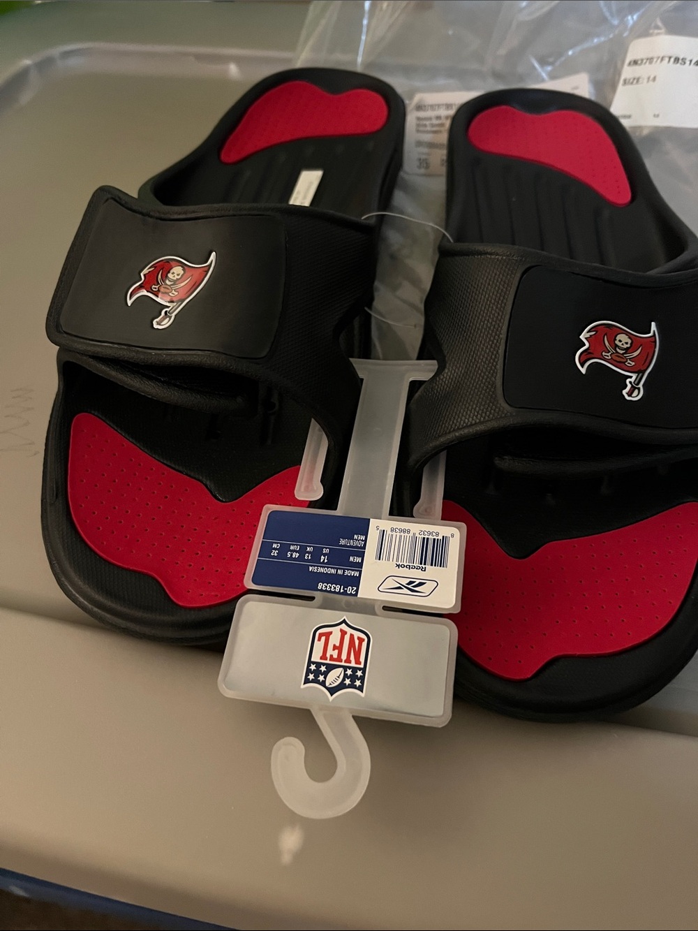 Reebok Tampa Bay Buccaneers men’s sz 14 Black and Red Slide sandles